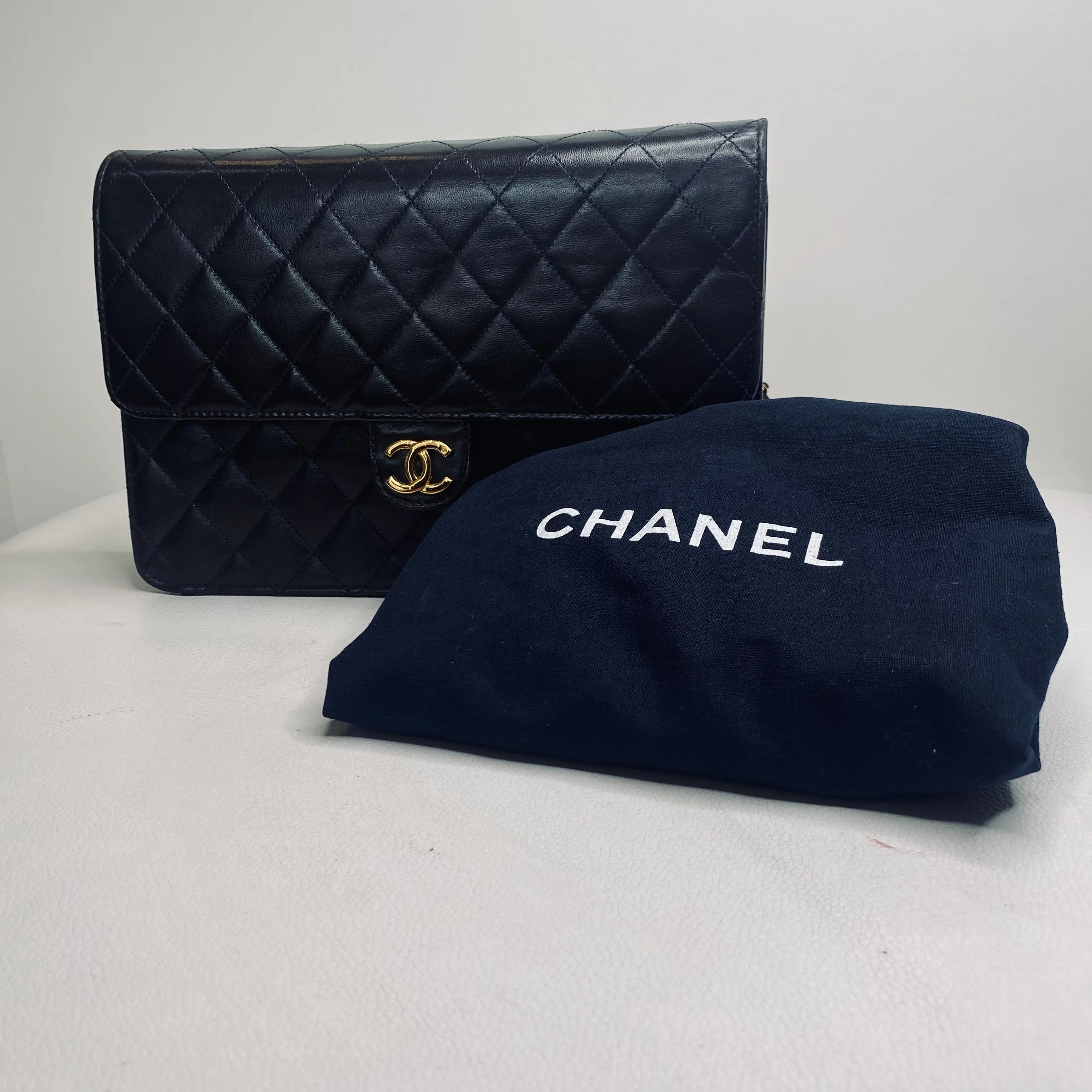 CHANEL Vintage Black Quilted Lambskin Leather Medium Single Chain Flap Bag in NEW CONDITION