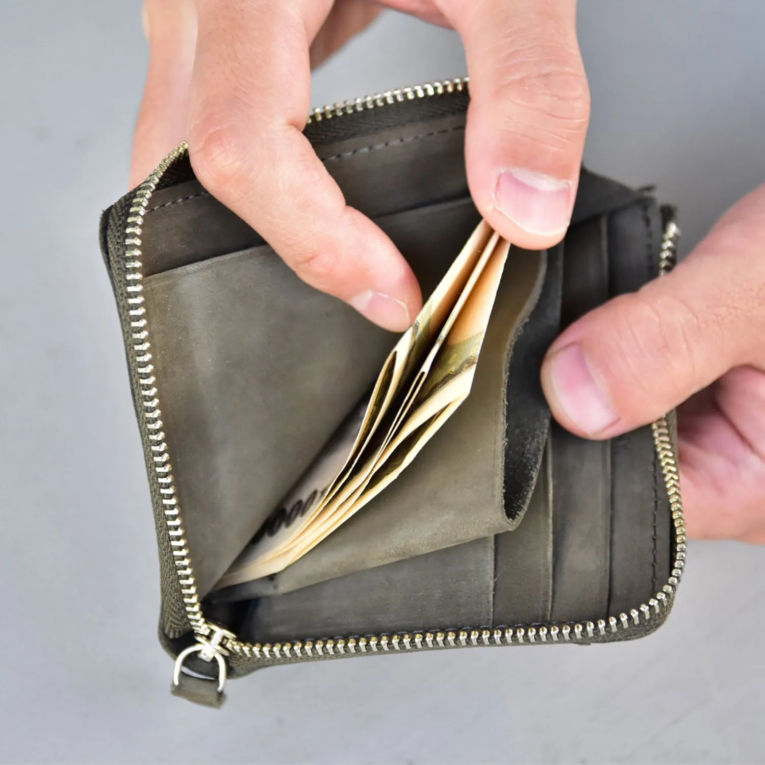 CRONY. | クルニー　【TATUM】Half Zip Wallet Small
