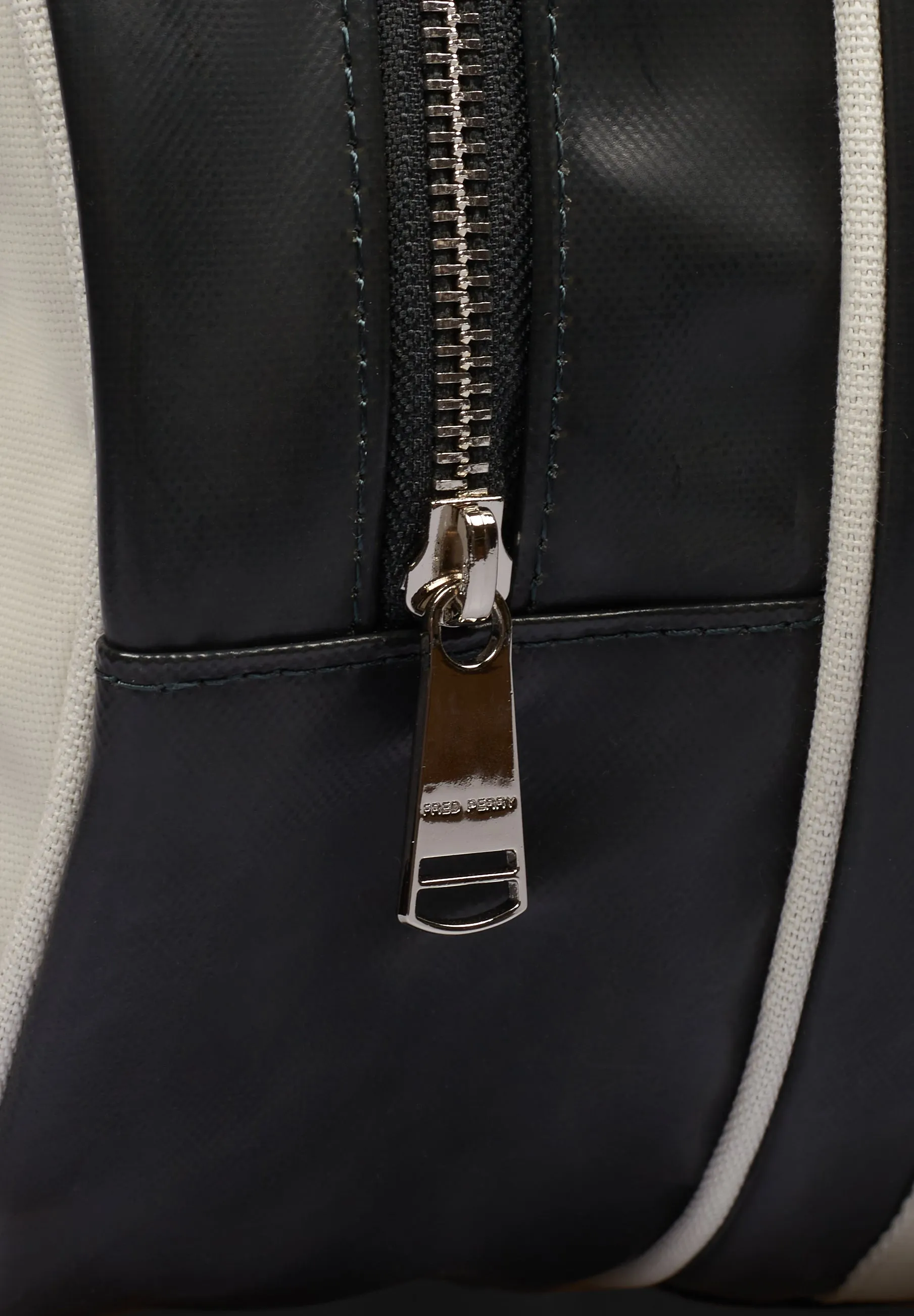 FRED PERRY | CLASSIC BARREL BAG