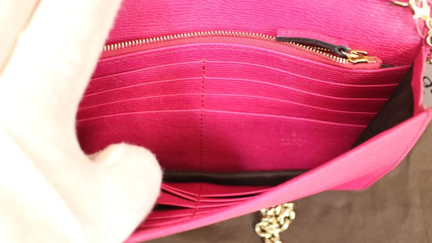 GUCCI Chain Red/Fuchsia Crossbody Clutch Bag