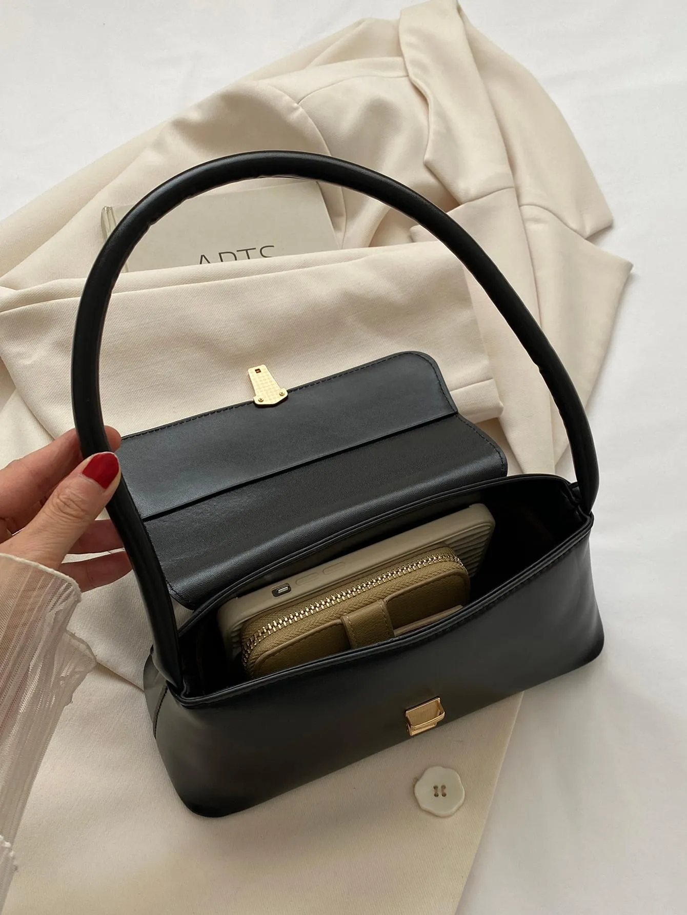 Leather Metal Lock Decoration Clamshell Baguette Bag - Black