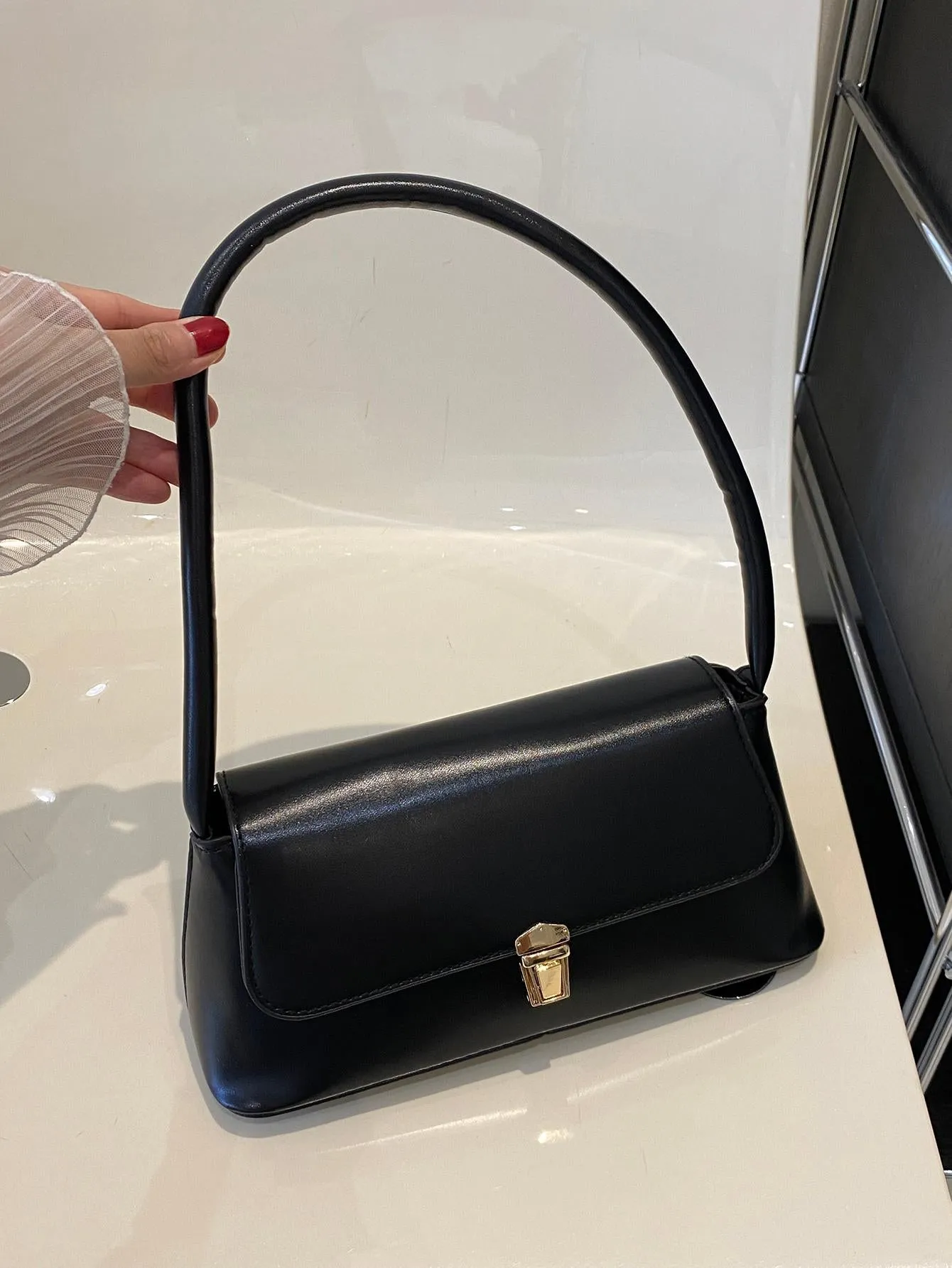 Leather Metal Lock Decoration Clamshell Baguette Bag - Black