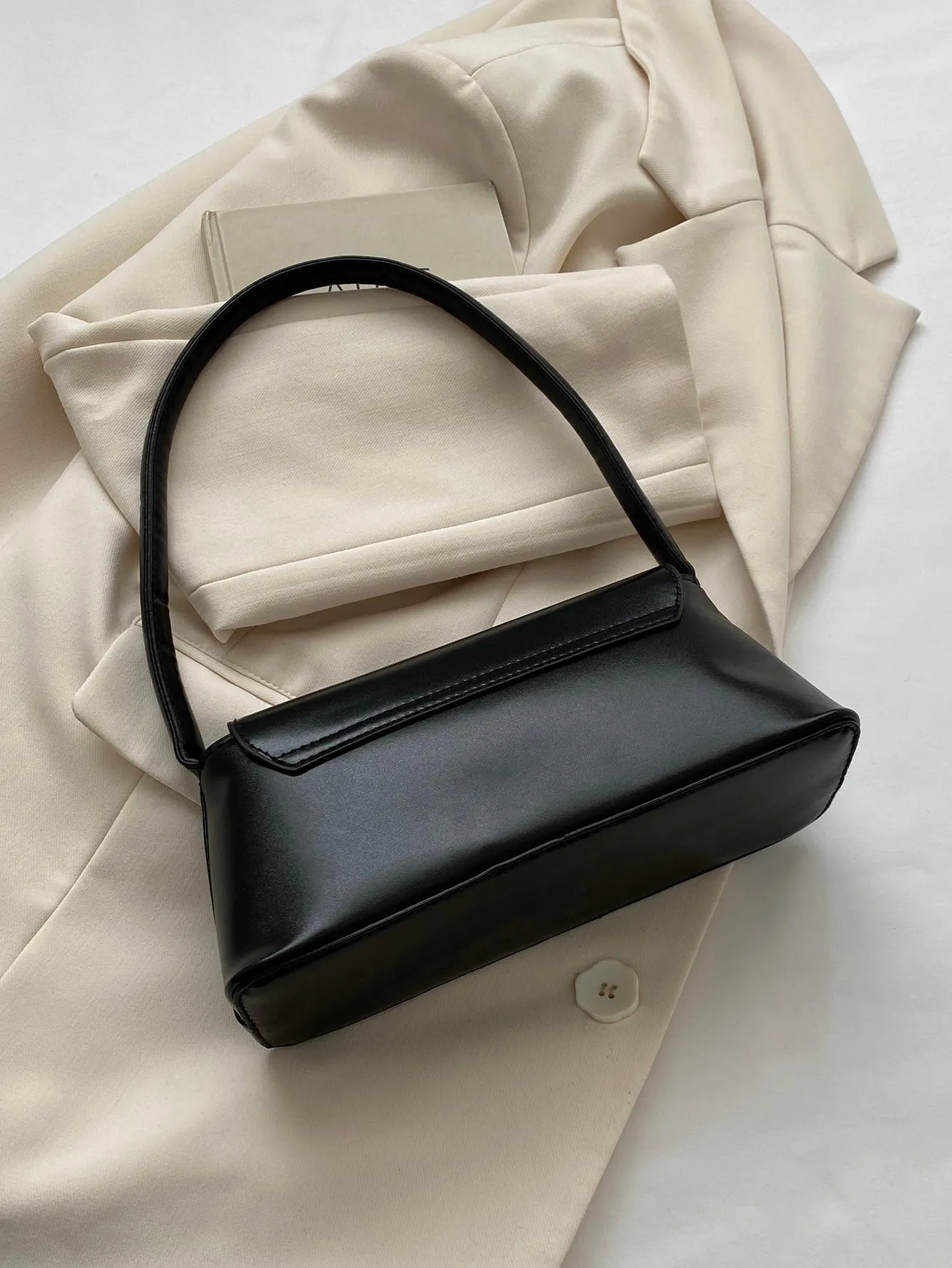 Leather Metal Lock Decoration Clamshell Baguette Bag - Black