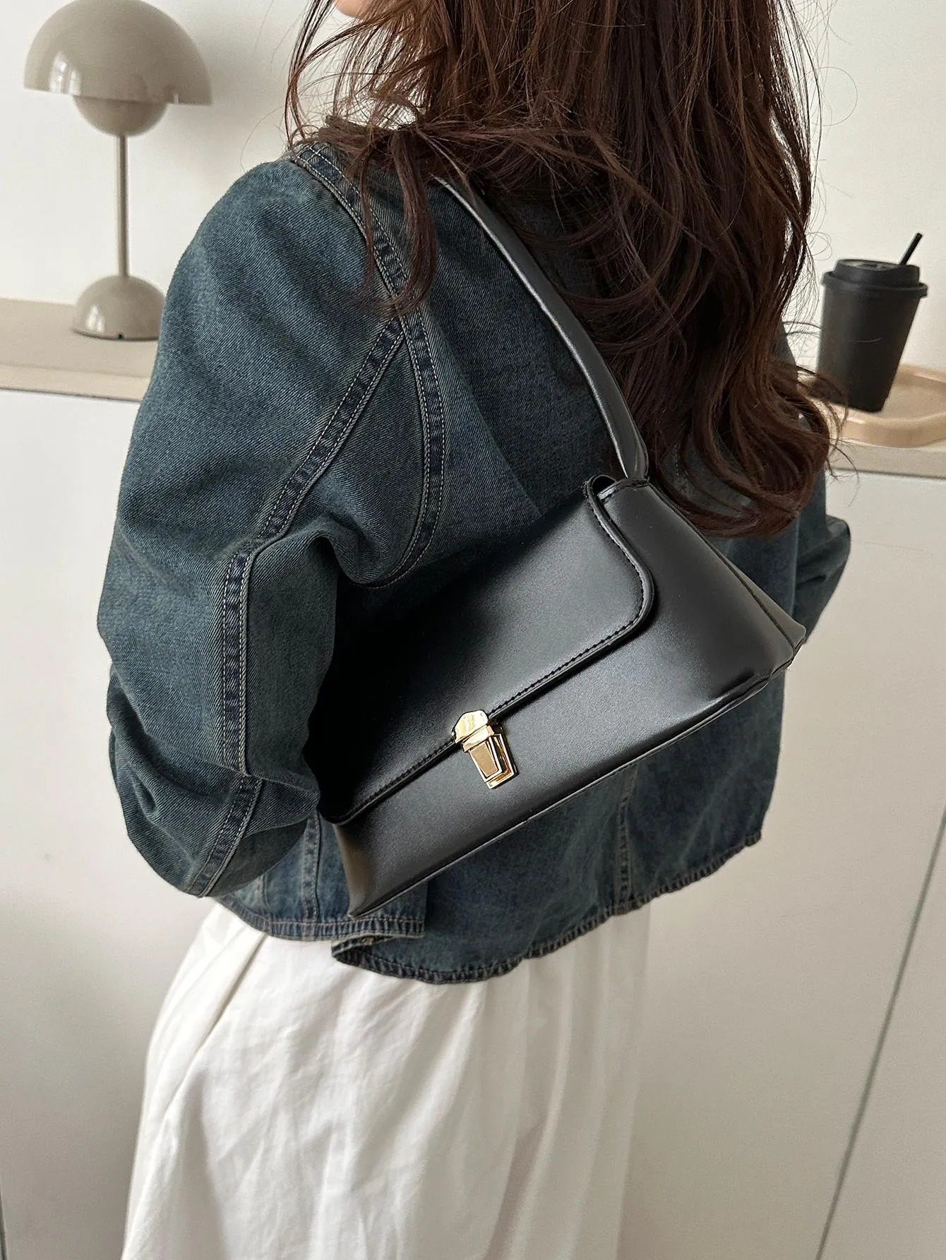 Leather Metal Lock Decoration Clamshell Baguette Bag - Black
