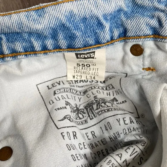 Levi’s 550 Raw Cut Distressed Denim shorts size 29