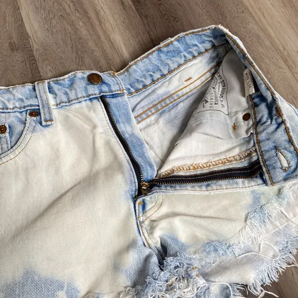 Levi’s 550 Raw Cut Distressed Denim shorts size 29