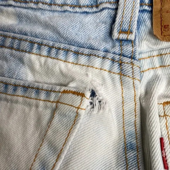 Levi’s 550 Raw Cut Distressed Denim shorts size 29