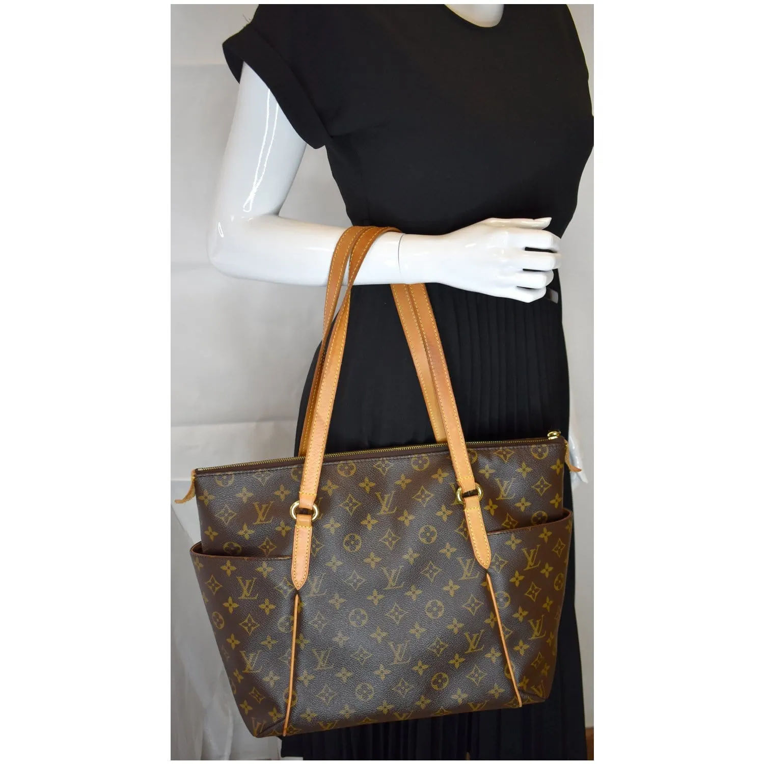 LOUIS VUITTON Totally MM Monogram Canvas Shoulder Bag Brown