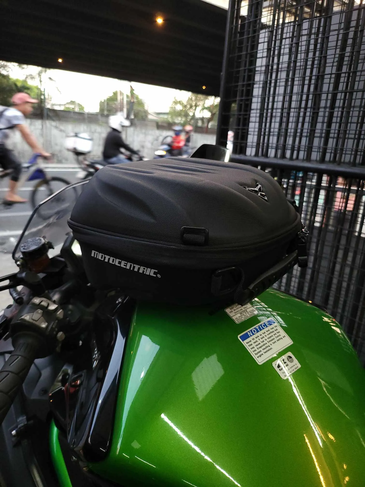 MOTOCENTRIC TANK BAG (BLACK)