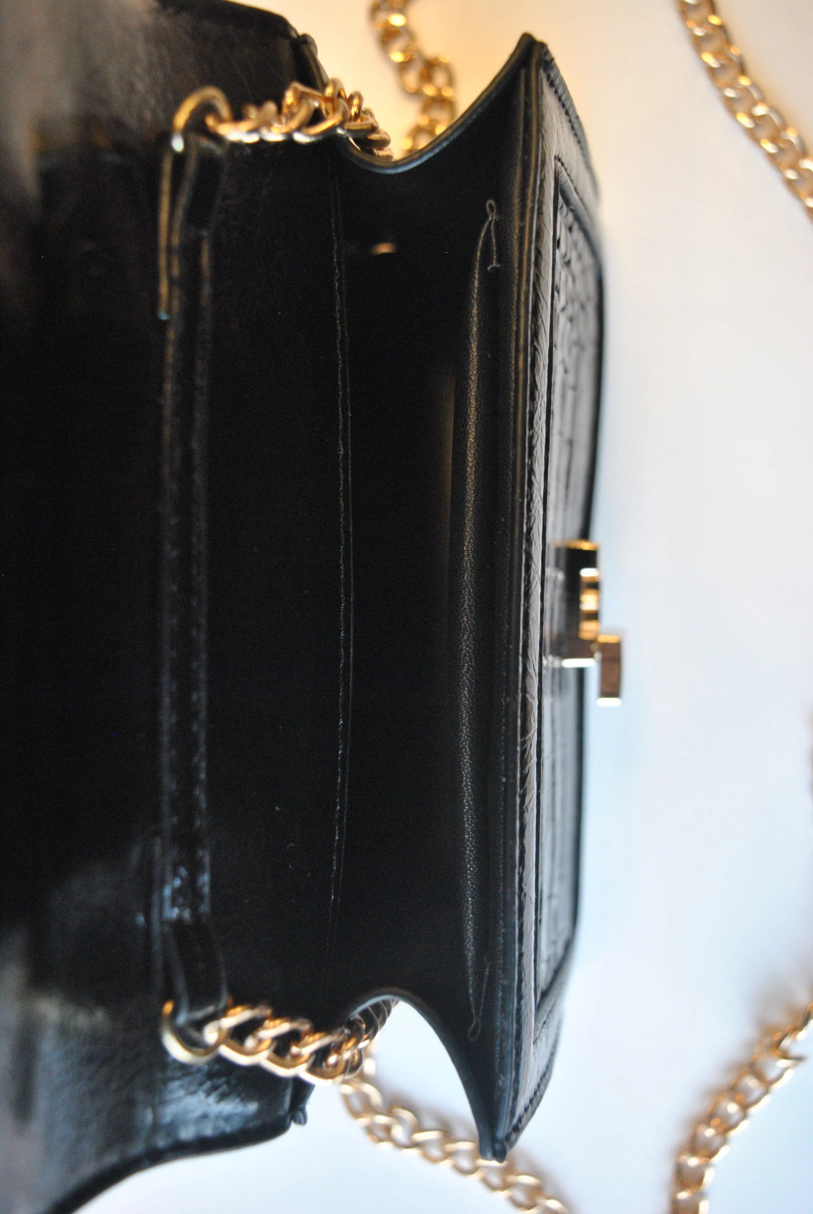 SMALL BACK CROSSBODY BAG WITH GOLD CHAIN