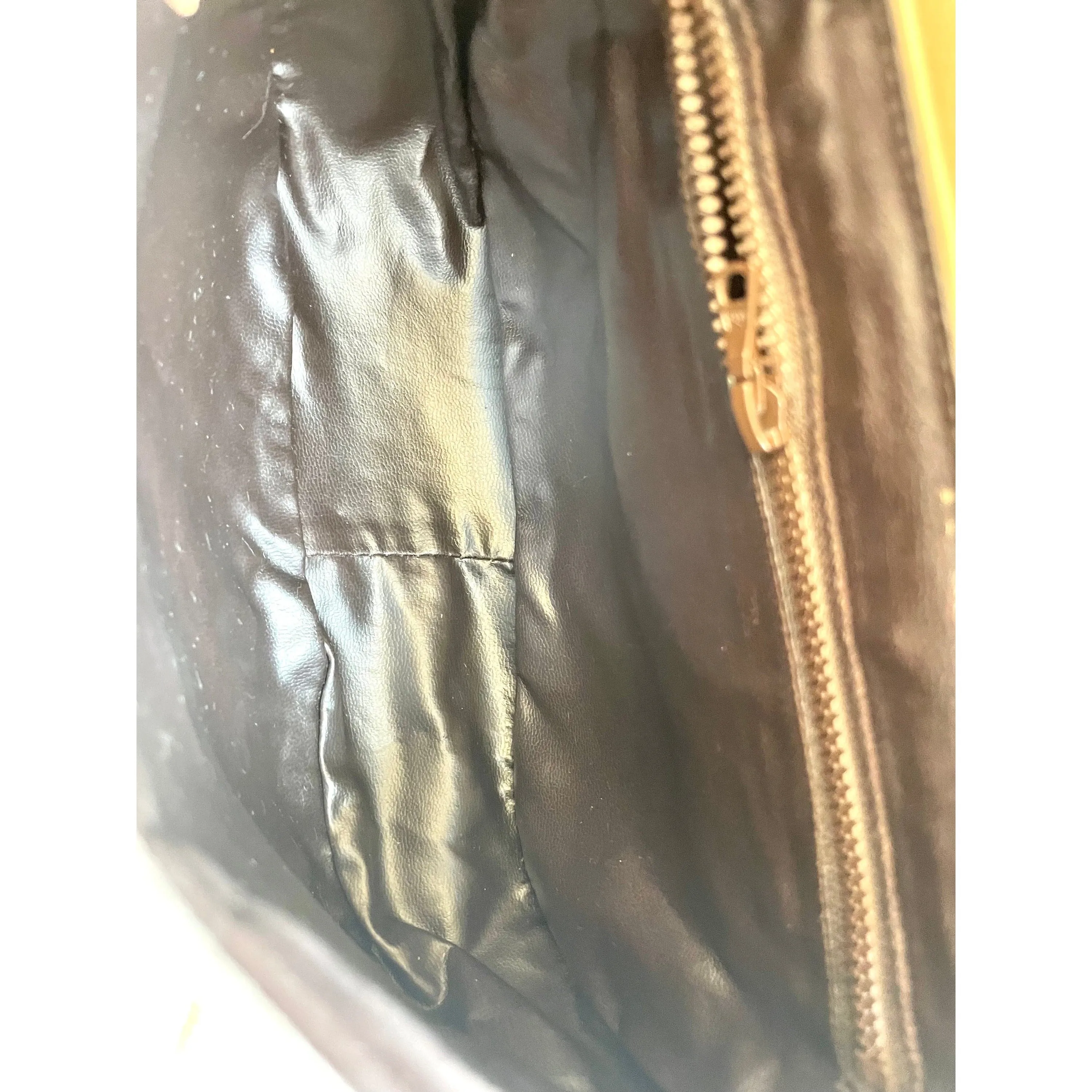 Vintage Celine beige leather shoulder bag with golden Triomphe and logo. Elegant and classic purse. 060123ac4