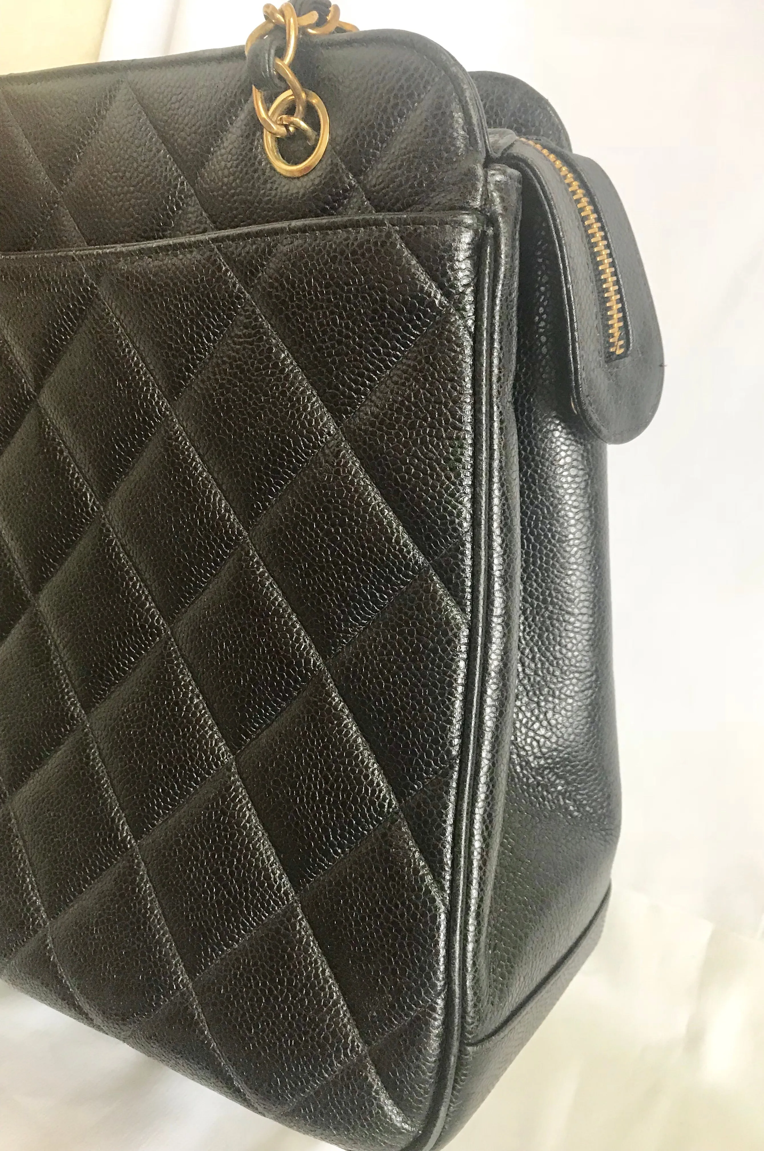 Vintage CHANEL black caviar matelasse chain shoulder bag with golden sun flower CC mark charm. Classic daily use bag.050315r5
