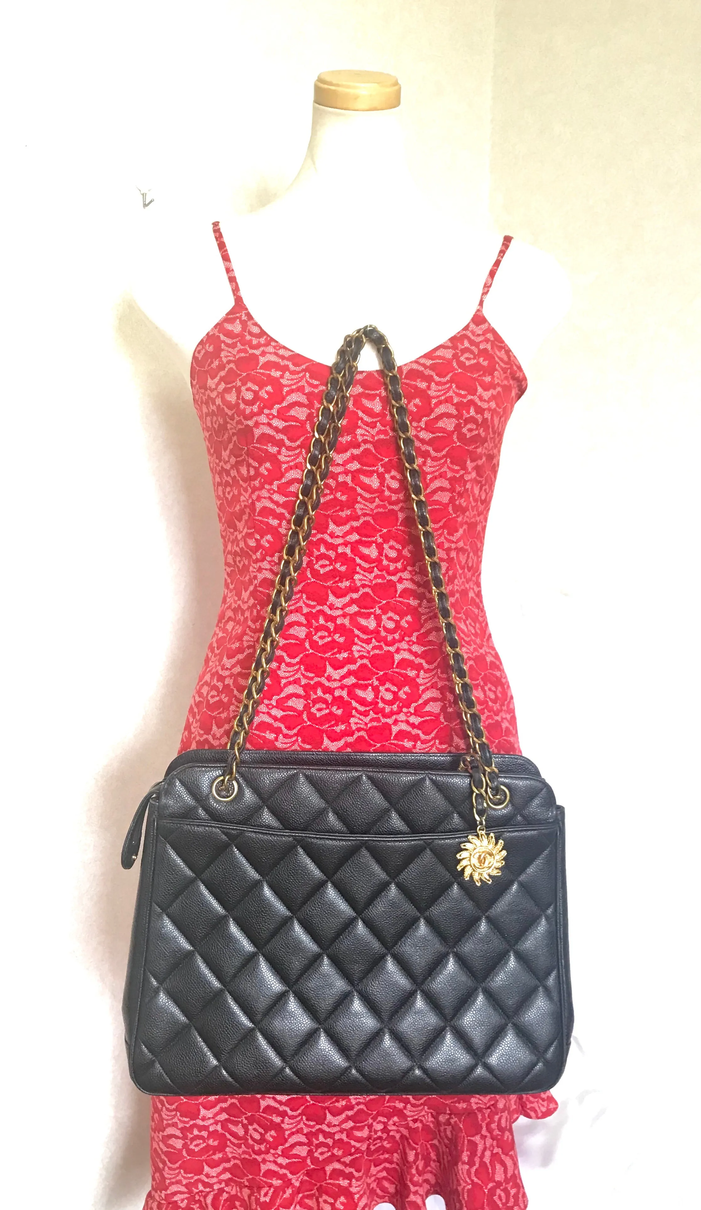 Vintage CHANEL black caviar matelasse chain shoulder bag with golden sun flower CC mark charm. Classic daily use bag.050315r5