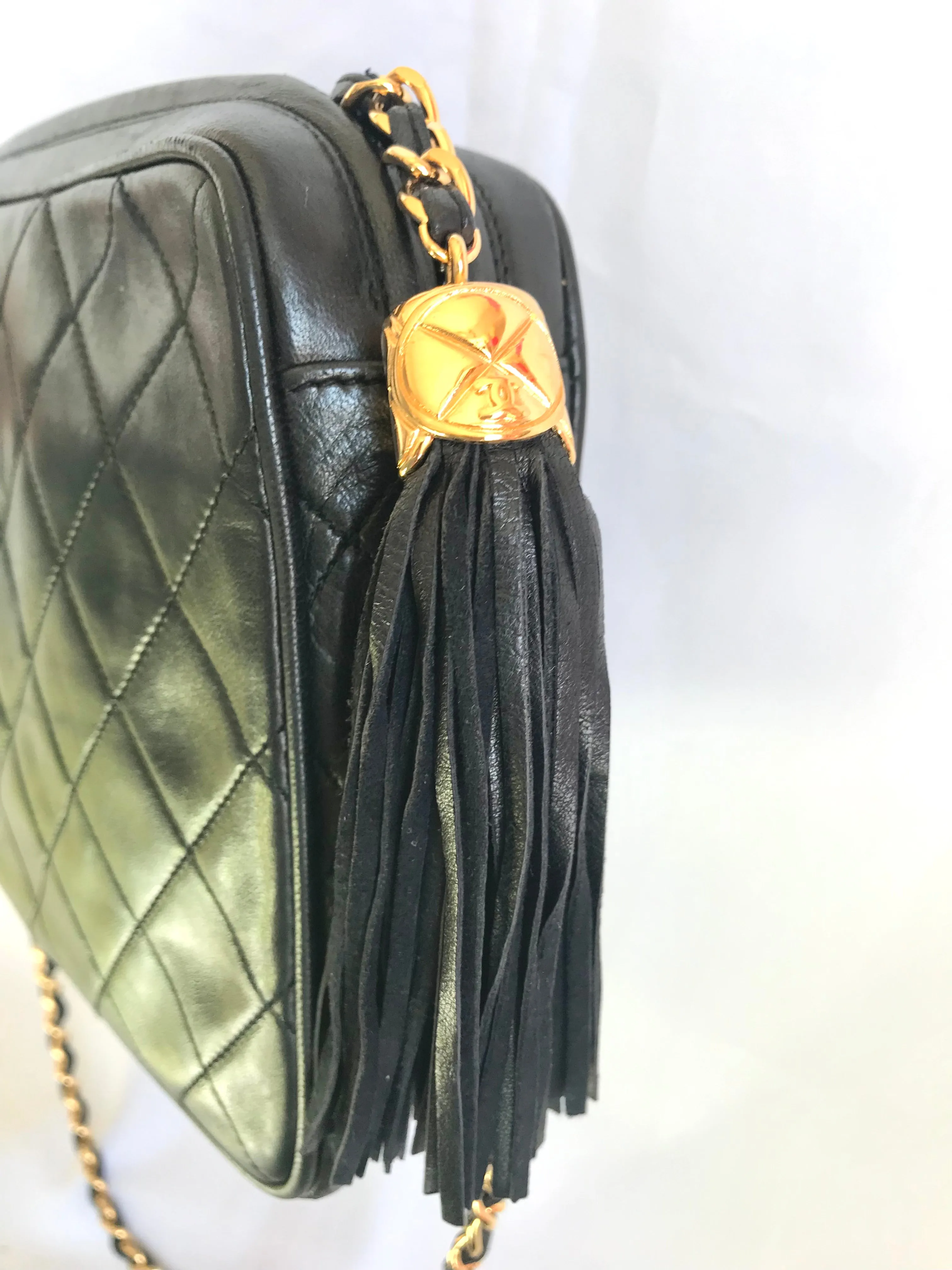Vintage Chanel black lambskin camera bag, shoulder bag with fringe and CC stitch mark. Medium size. Good daily purse. 06020605