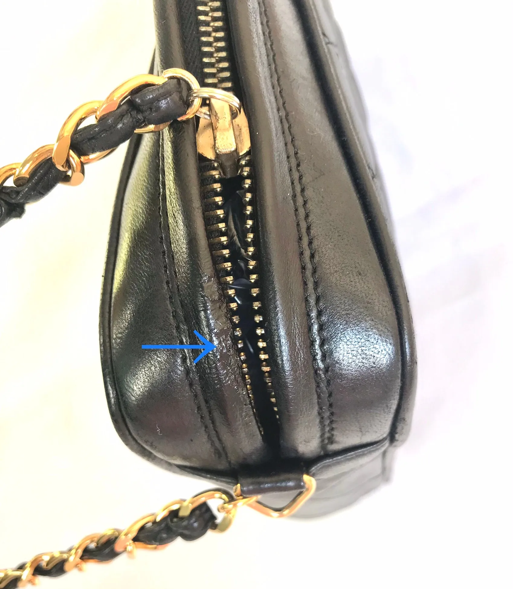 Vintage Chanel black lambskin camera bag, shoulder bag with fringe and CC stitch mark. Medium size. Good daily purse. 06020605