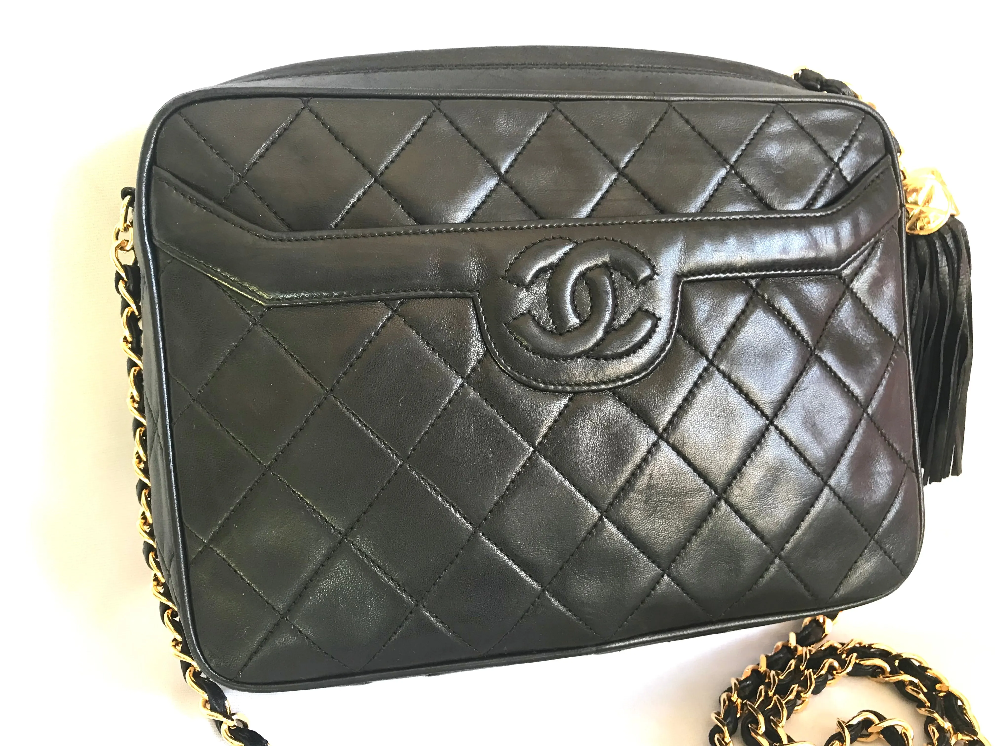 Vintage Chanel black lambskin camera bag, shoulder bag with fringe and CC stitch mark. Medium size. Good daily purse. 06020605