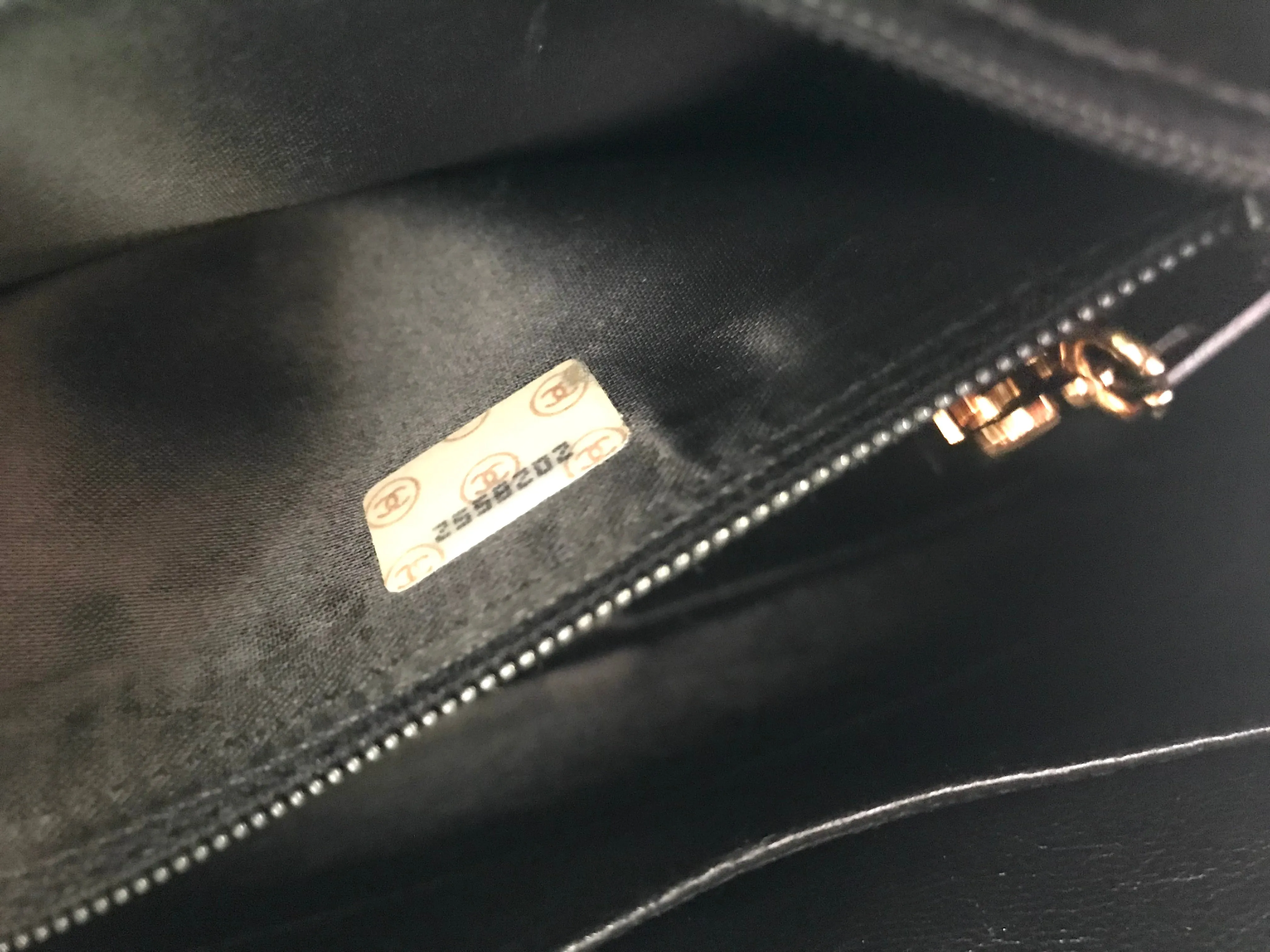 Vintage Chanel black lambskin camera bag, shoulder bag with fringe and CC stitch mark. Medium size. Good daily purse. 06020605