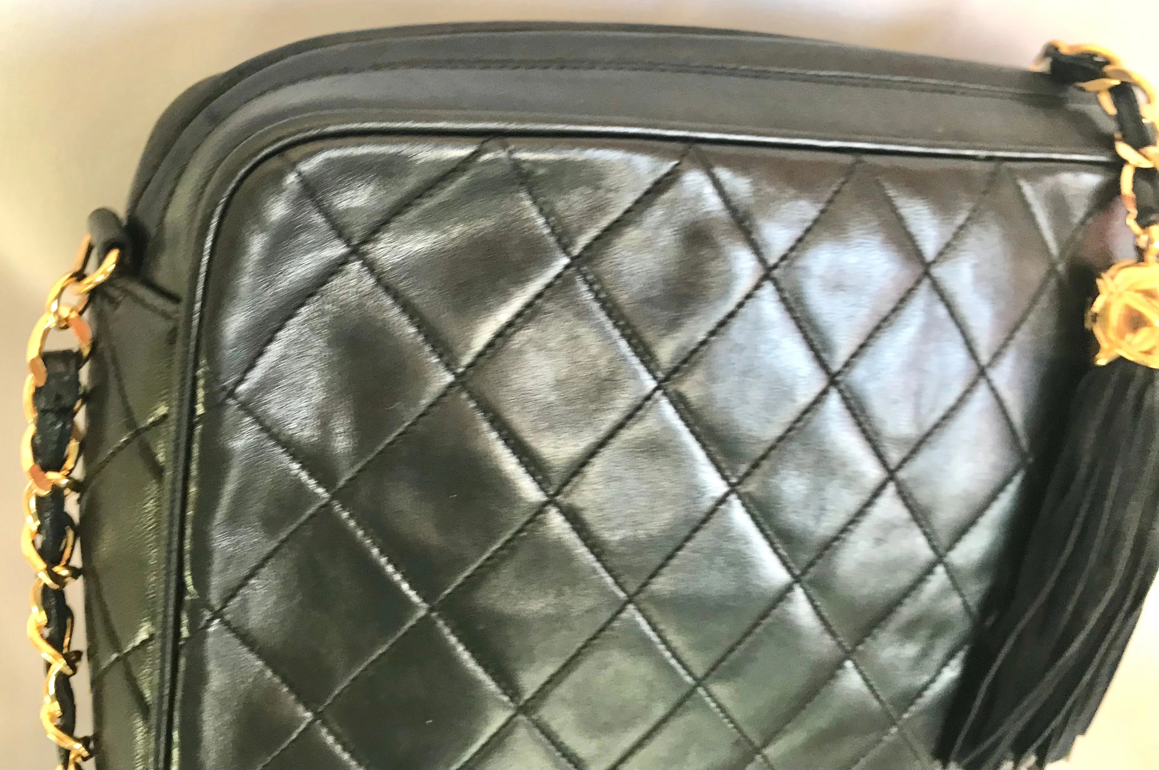 Vintage Chanel black lambskin camera bag, shoulder bag with fringe and CC stitch mark. Medium size. Good daily purse. 06020605
