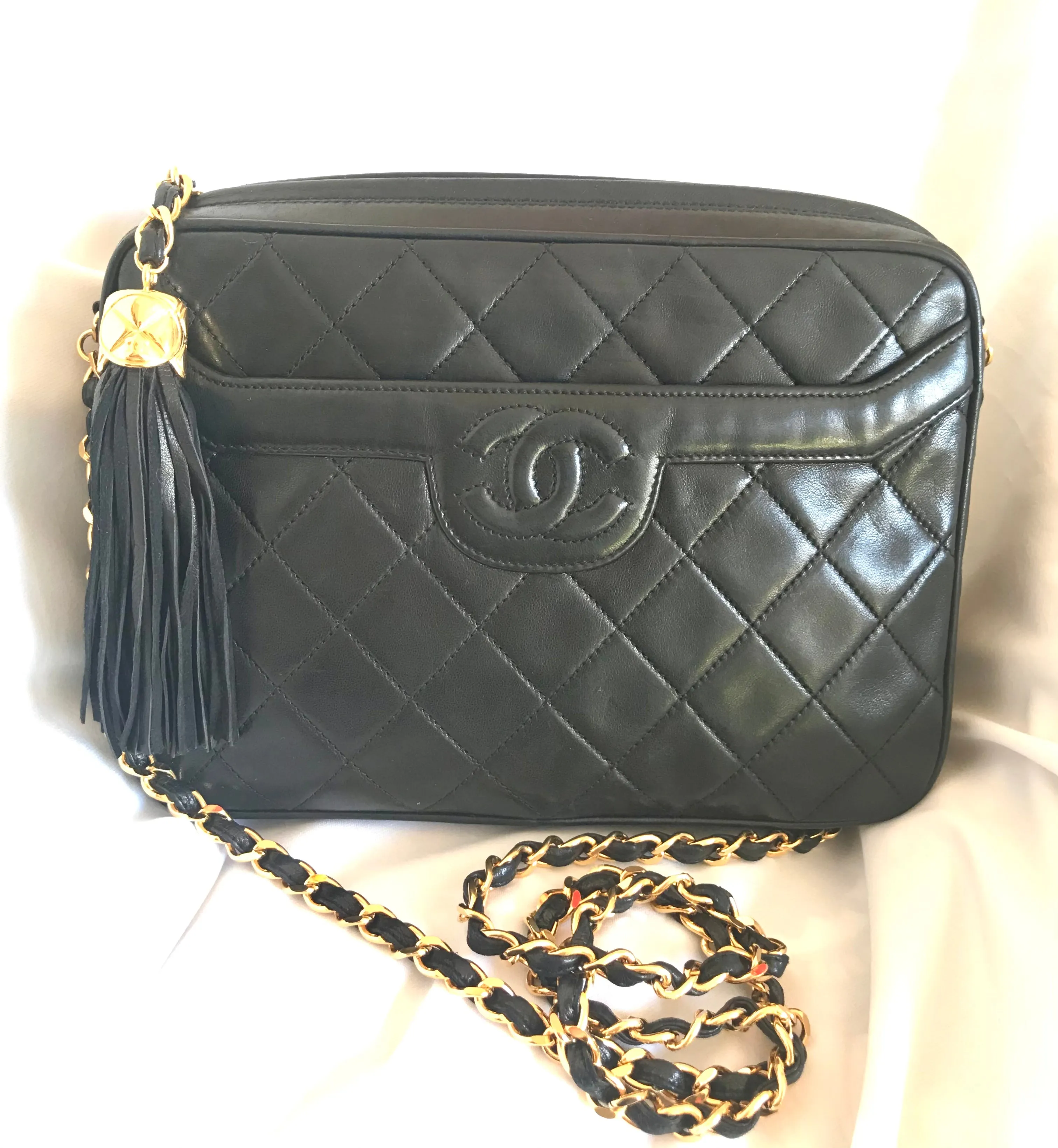 Vintage Chanel black lambskin camera bag, shoulder bag with fringe and CC stitch mark. Medium size. Good daily purse. 06020605