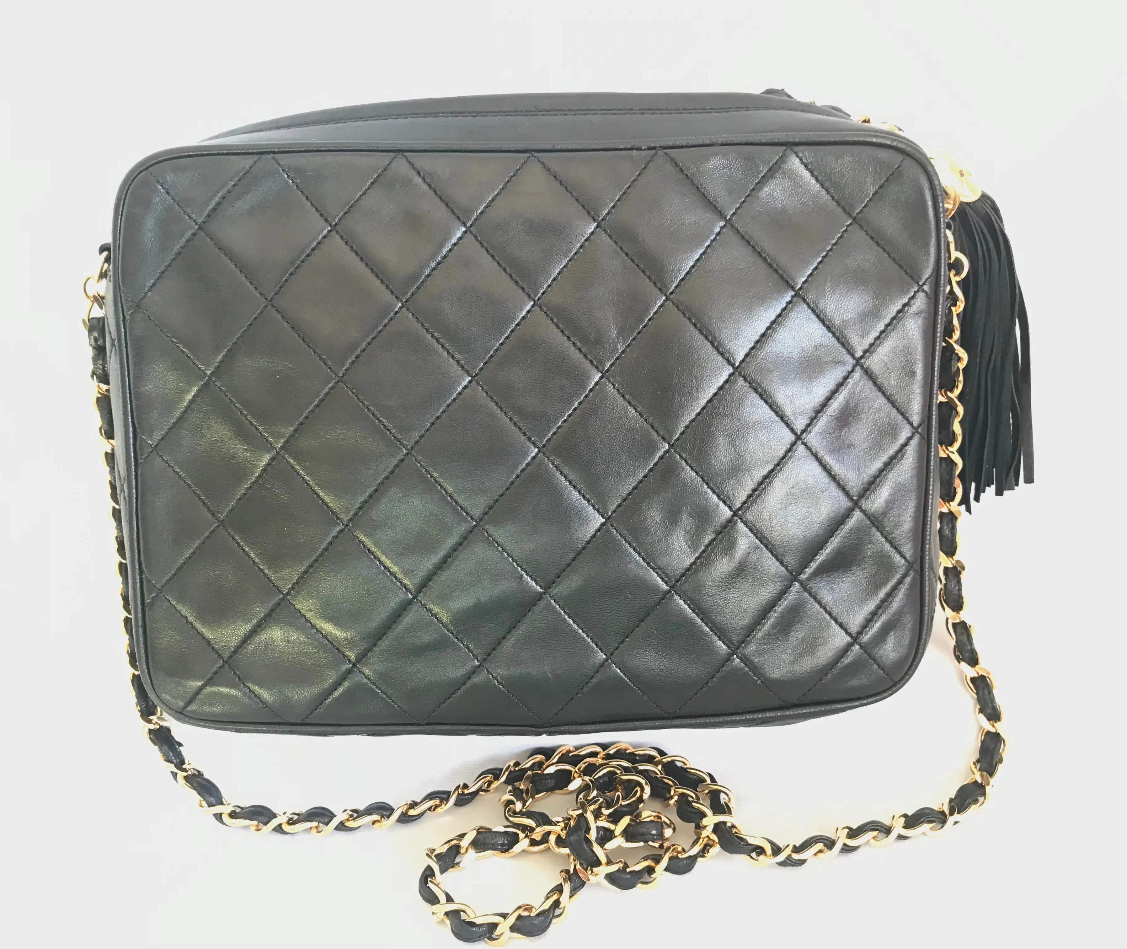 Vintage Chanel black lambskin camera bag, shoulder bag with fringe and CC stitch mark. Medium size. Good daily purse. 06020605