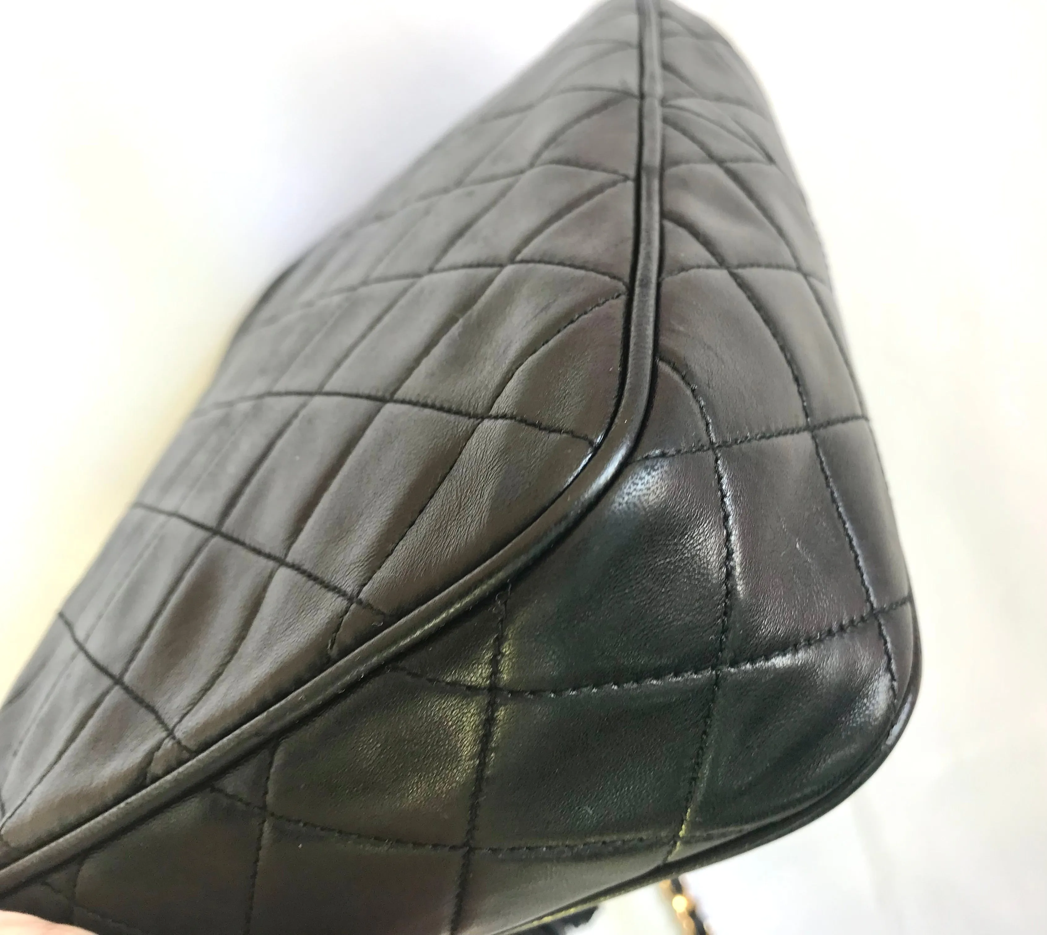 Vintage Chanel black lambskin camera bag, shoulder bag with fringe and CC stitch mark. Medium size. Good daily purse. 06020605