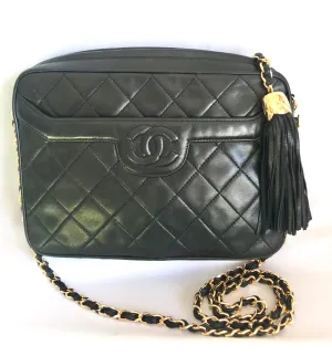 Vintage Chanel black lambskin camera bag, shoulder bag with fringe and CC stitch mark. Medium size. Good daily purse. 06020605