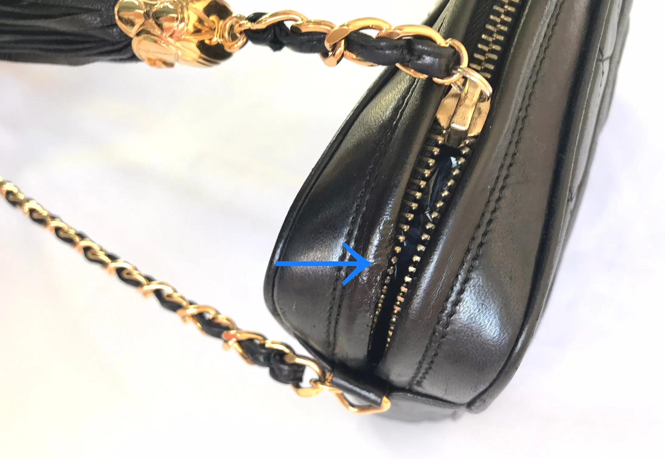 Vintage Chanel black lambskin camera bag, shoulder bag with fringe and CC stitch mark. Medium size. Good daily purse. 06020605