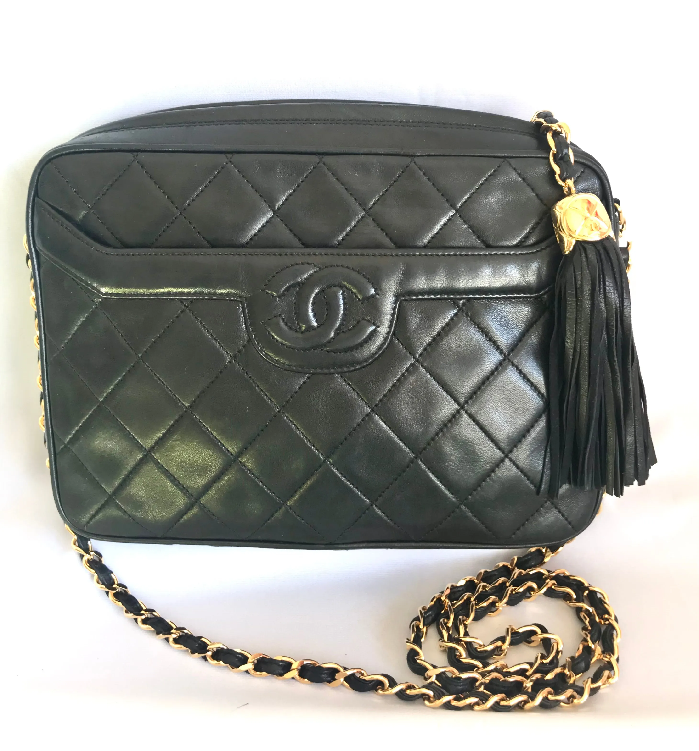 Vintage Chanel black lambskin camera bag, shoulder bag with fringe and CC stitch mark. Medium size. Good daily purse. 06020605
