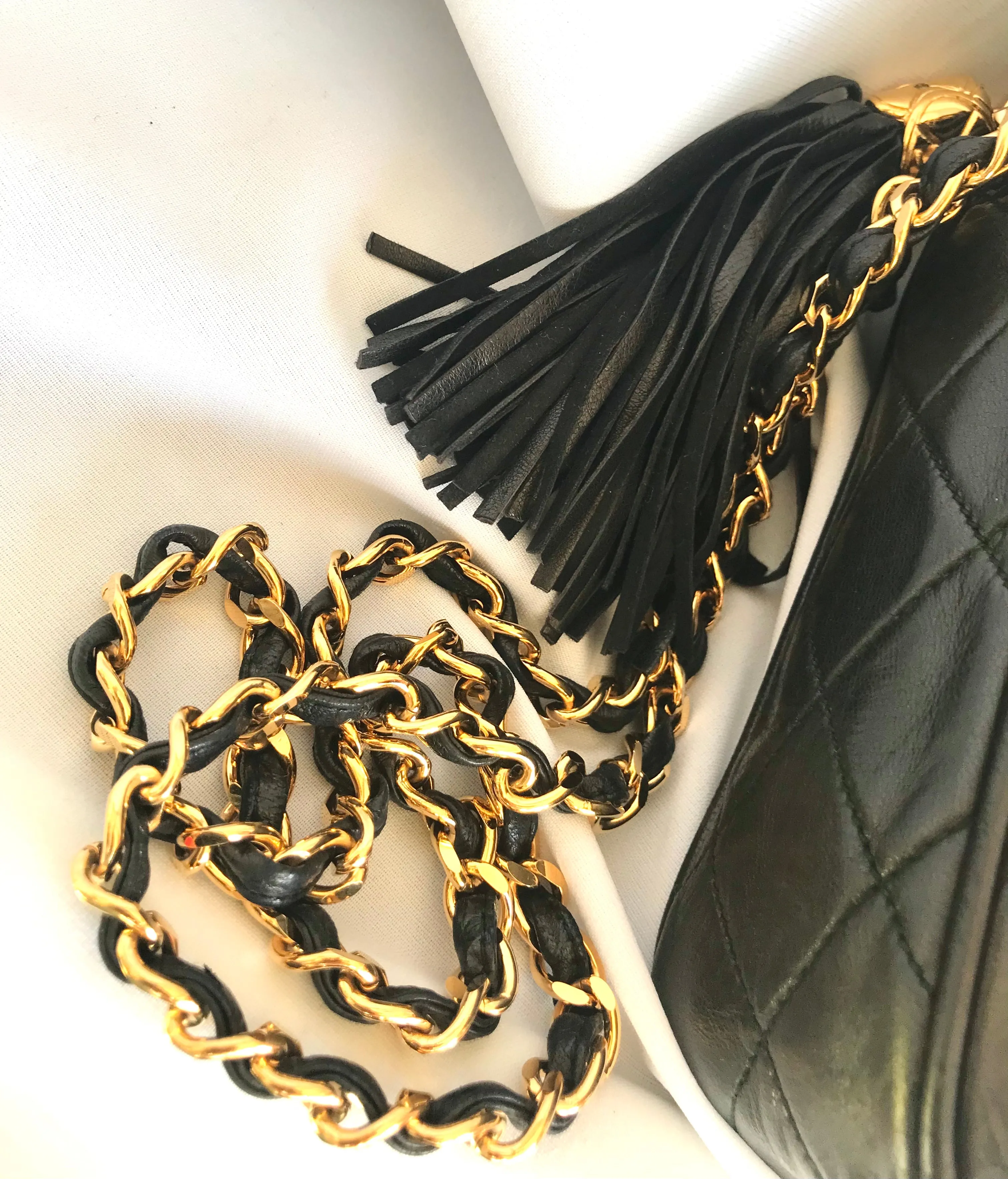 Vintage Chanel black lambskin camera bag, shoulder bag with fringe and CC stitch mark. Medium size. Good daily purse. 06020605