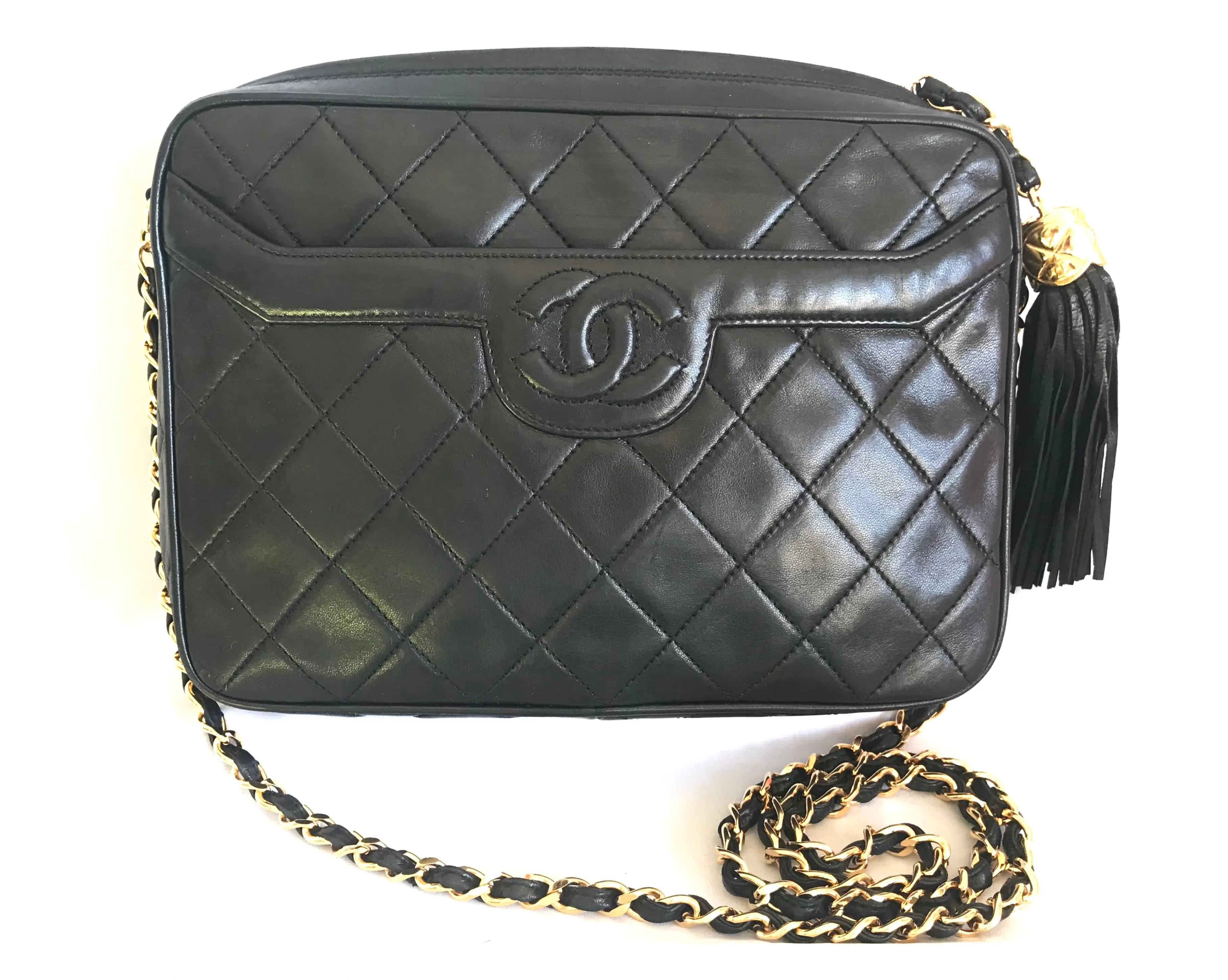 Vintage Chanel black lambskin camera bag, shoulder bag with fringe and CC stitch mark. Medium size. Good daily purse. 06020605