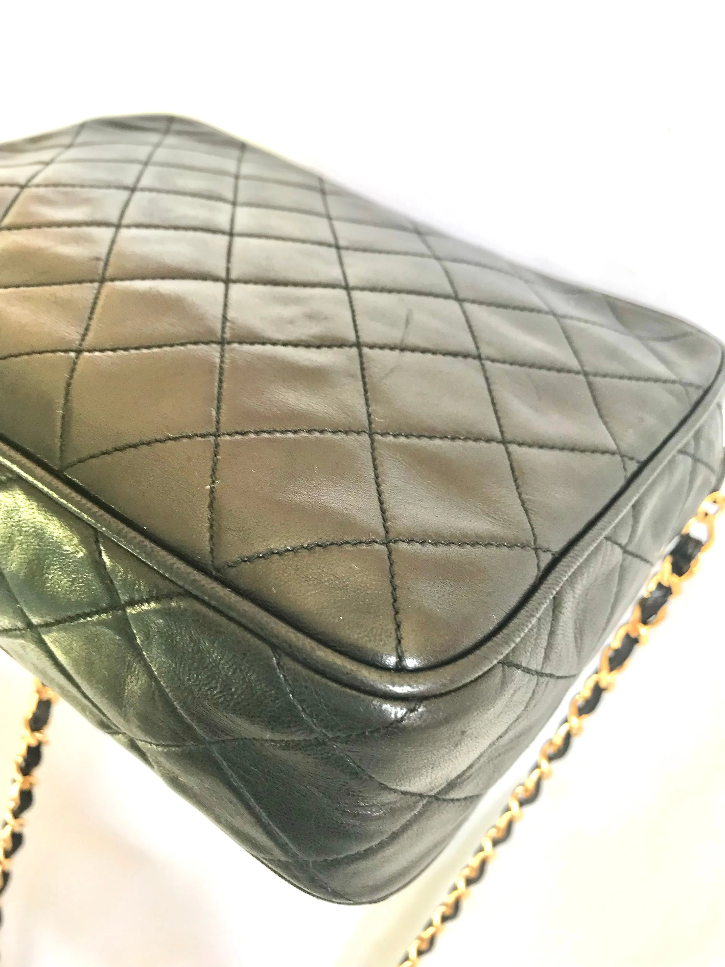 Vintage Chanel black lambskin camera bag, shoulder bag with fringe and CC stitch mark. Medium size. Good daily purse. 06020605