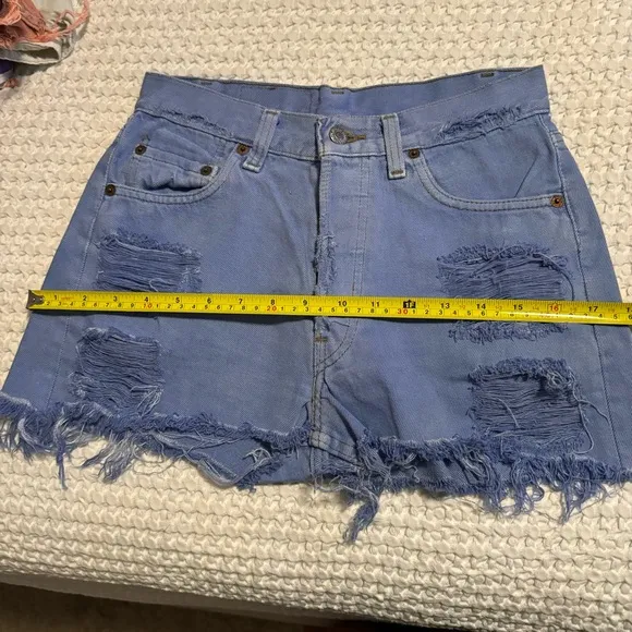 Vintage Levi’s Vintage High Waisted distressed ripped Jean shorts Sz 26