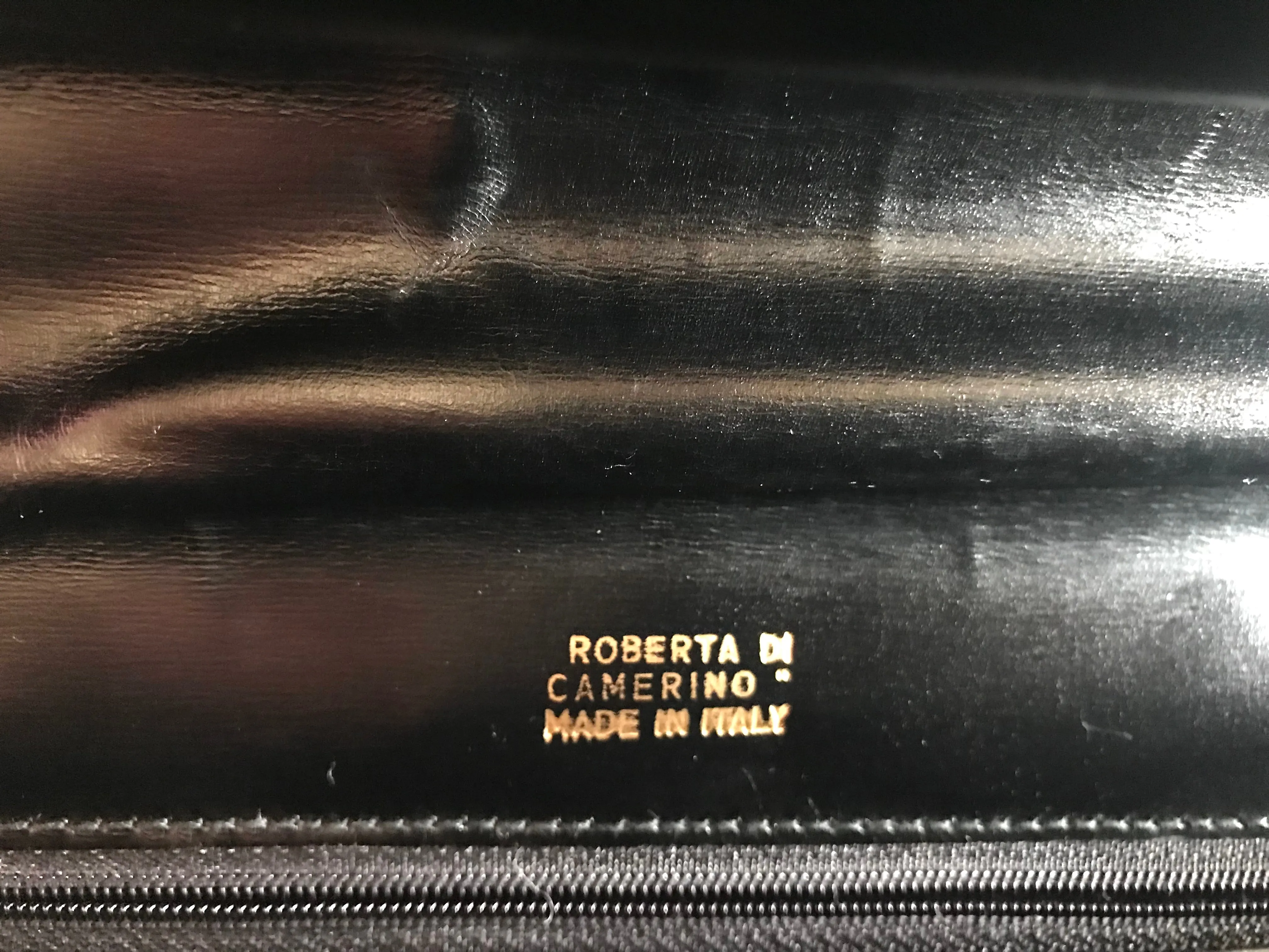 Vintage Roberta di Camerino black Kelly bag with golden R logo. Masterpiece from Roberta back in the era.