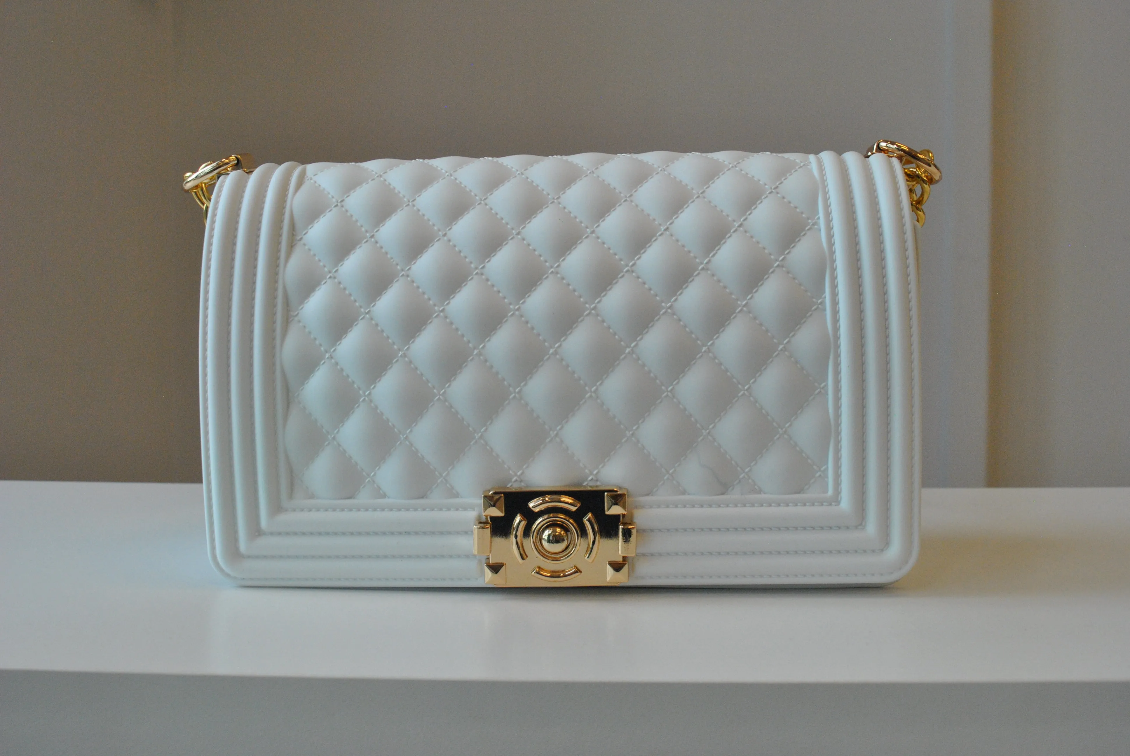 WHITE CROSSBODY BAG WITH GOLD CHAIN