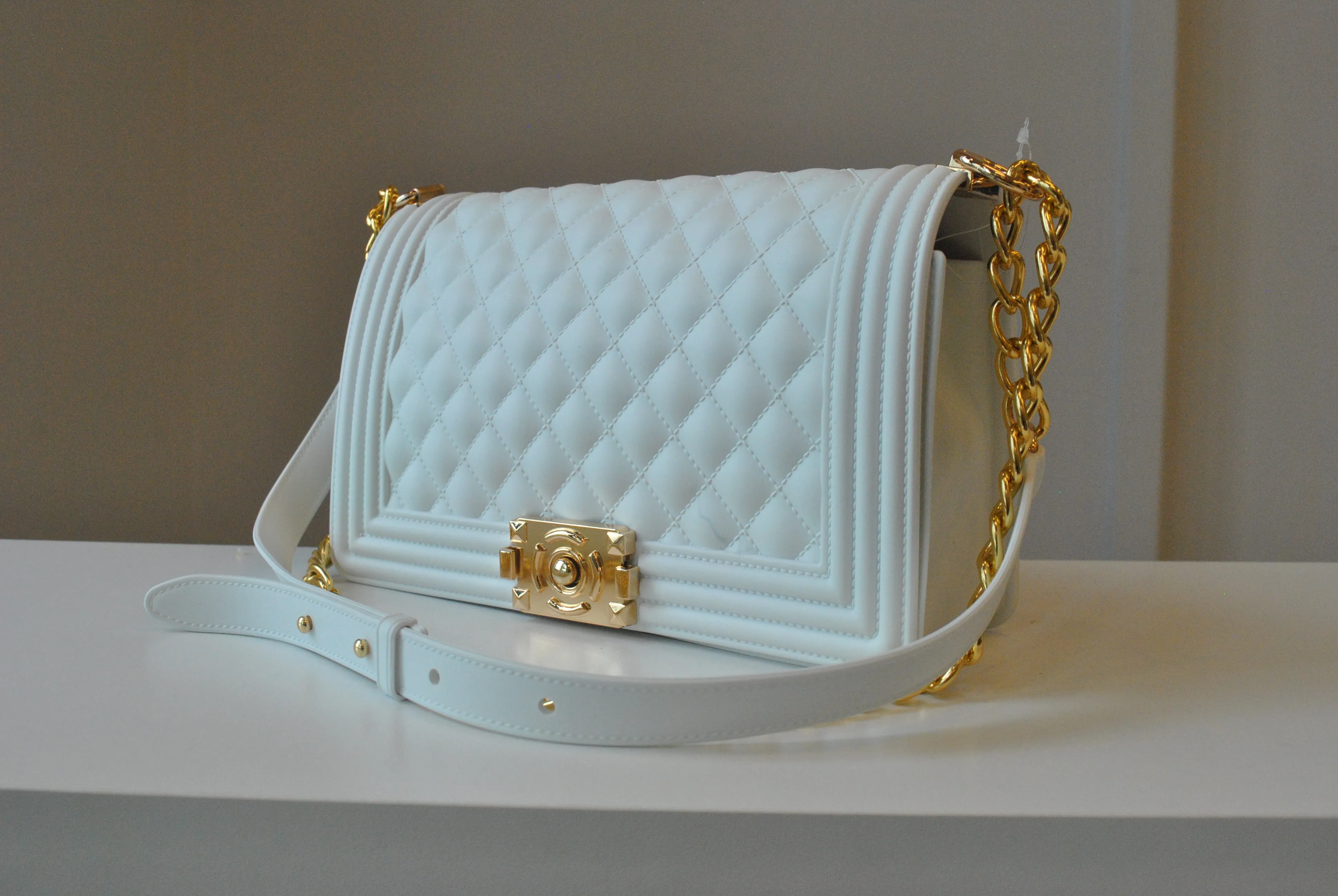 WHITE CROSSBODY BAG WITH GOLD CHAIN